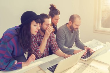 İş süreci. Çalışma ekibi yakın atış