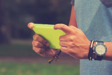 Akıllı cep telefonu kullanan bir adama yaklaş