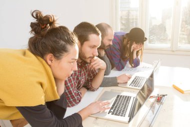 İş süreci. Çalışma ekibi yakın atış