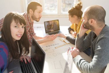 İş süreci. Çalışma ekibi yakın atış