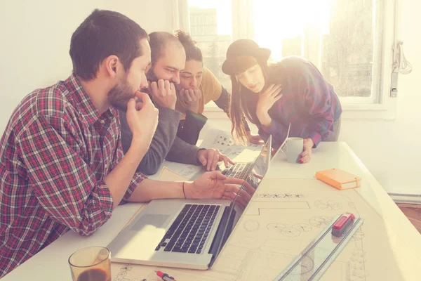 İş süreci. Çalışma ekibi yakın atış