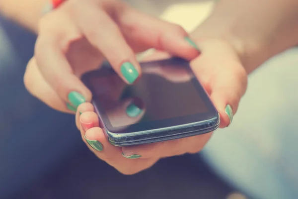 Primer Plano Mujer Que Utiliza Teléfono Inteligente Móvil — Foto de Stock