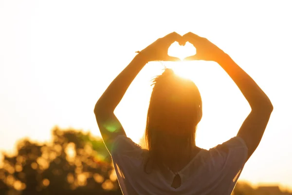 Žena Zobrazeno Srdce Znamení — Stock fotografie