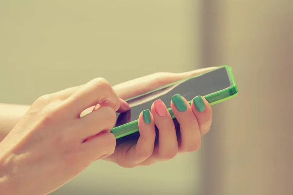 Primo Piano Della Donna Utilizzando Smartphone Cellulare — Foto Stock