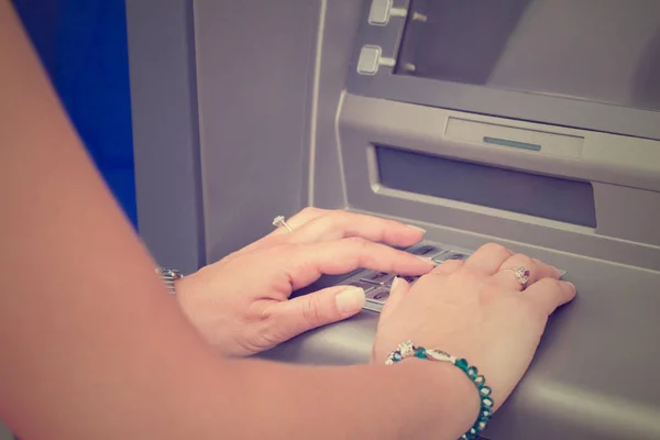 Γυναίκα Που Εργάζεται Atm Κοντινό Πλάνο — Φωτογραφία Αρχείου