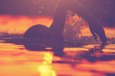 Yüzme adamın atış kapatın 