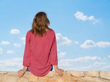 Yalnızlık kavramı. Arka oturma ve dört gözle kadın  