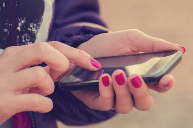 Mobil akıllı telefon kullanan kadın yakın çekim