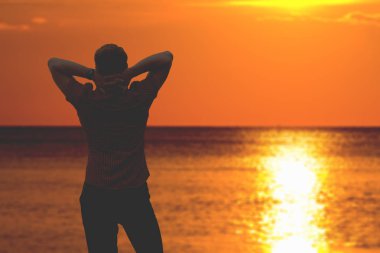 Yalnızlık kavramı. Arka ayakta ve ileriye dönük adam  