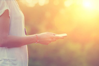 Mobil akıllı telefon kullanan kadın yakın çekim