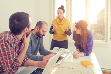 İş süreci. Çalışma ekibi yakın atış