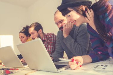 İş süreci. Çalışma ekibi yakın atış