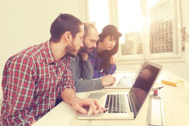 İş süreci. Çalışma ekibi işadamları ve işkadını yakın atış