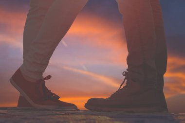 Aşk hikayesi kavramı. Erkek ve kadın üzerinde arka plan bacaklar