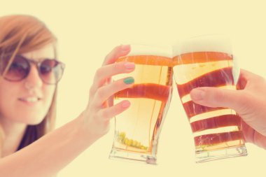 Bardak bira ellerinde atış kapatın