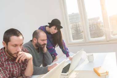 İş süreci. Çalışma ekibi işadamları ve işkadını yakın atış