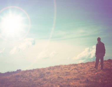 Yalnızlık kavramı. Arka ayakta ve ileriye dönük adam  