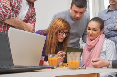 İş süreci. Çalışma ekibi yakın atış