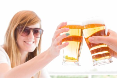 Bardak bira ellerinde atış kapatın