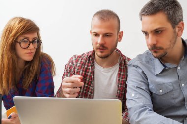 İş süreci. Çalışma ekibi işadamları ve işkadını yakın atış