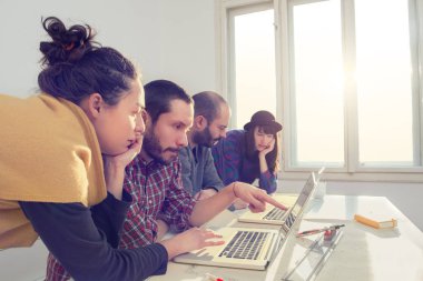 İş süreci. Çalışma ekibi yakın atış