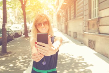 Mobil akıllı telefon kullanan kadın yakın çekim