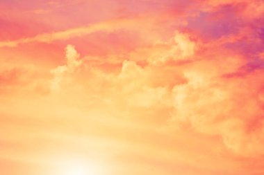 Etkileyici bir renk bulutlar geçmiş