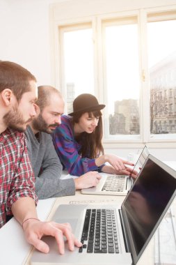 İş süreci. Çalışma ekibi işadamları ve işkadını yakın atış