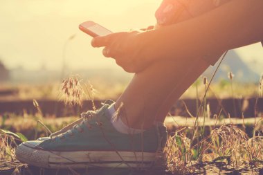 Mobil akıllı telefon kullanan kadın yakın çekim