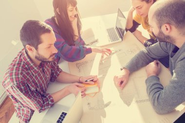 İş süreci. Çalışma ekibi yakın atış