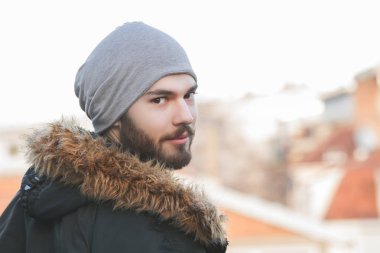 Adam bir bardak kadar kapatın