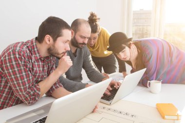 İş süreci. Çalışma ekibi yakın atış