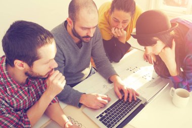 İş süreci. Çalışma ekibi yakın atış