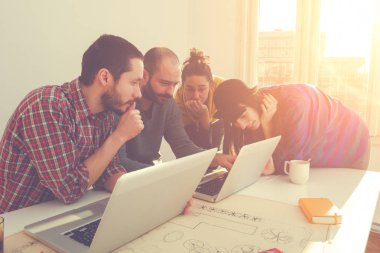 İş süreci. Çalışma ekibi yakın atış