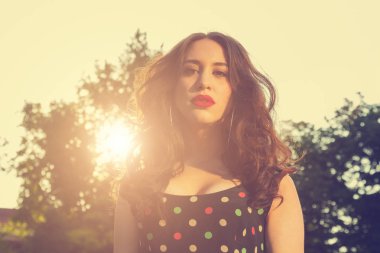 Güzel sevimli kadın yakın şehir arka plan üzerinde atış kadar