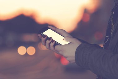 Cep telefonu yakın çekim yukarı tutan kadın  