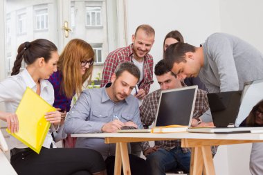 İş süreci. Çalışma ekibi yakın atış