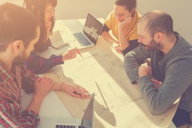 İş süreci. Çalışma ekibi yakın atış