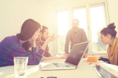 İş süreci. Çalışma ekibi yakın atış