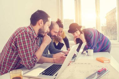 İş süreci. Çalışma ekibi yakın atış