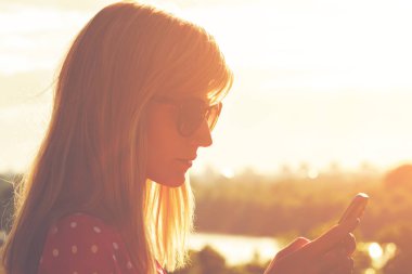 Cep telefonu yakın çekim yukarı tutan kadın  