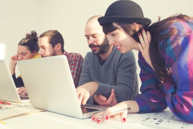 İş süreci. Çalışma ekibi yakın atış