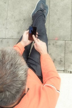 Adam holding cep telefonu kapatmak atış  