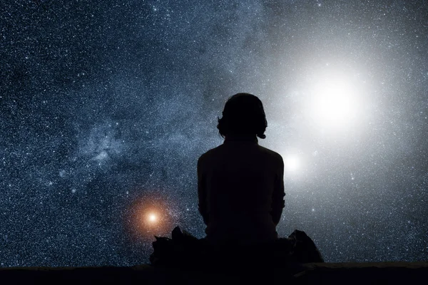 Концепція Самотності Жінка Сидить Ззаду Дивиться Небо — стокове фото