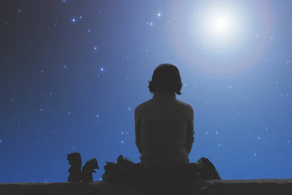 Einsamkeit Frau Sitzt Mit Dem Rücken Und Blickt Den Himmel — Stockfoto