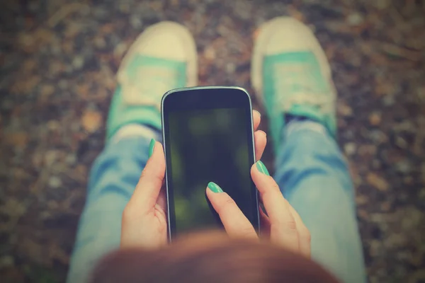 Mujer Sosteniendo Teléfono Celular Cerca Disparo — Foto de Stock