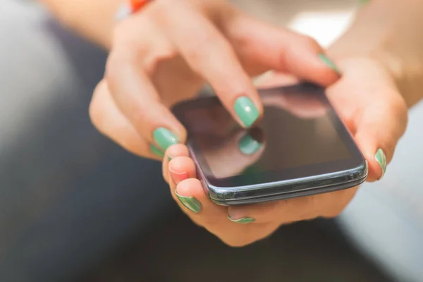 Mujer Sosteniendo Teléfono Celular Cerca Disparo — Foto de Stock