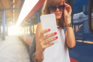 Selfie Tren İstasyonu yakınında dururken smartphone alarak kadın 