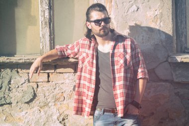 eski evin arka plan üzerinde poz trendy kıyafetler giyen adam 