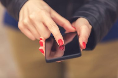 Smartphone, yakın çekim kullanarak eller 